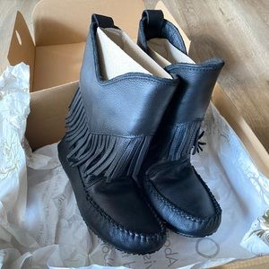 Brand New+box Manitobah Mukluks Okotoks Black grain leather soft boot size 8